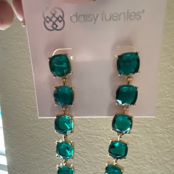 NWOT- FABULOUS EMERALD STYLE DROP EARRINGS - Picture 7 of 9